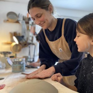 Le mercredi en modelage : un joli moment d'apprentissage des techniques de modelage en argile pour les enfants !