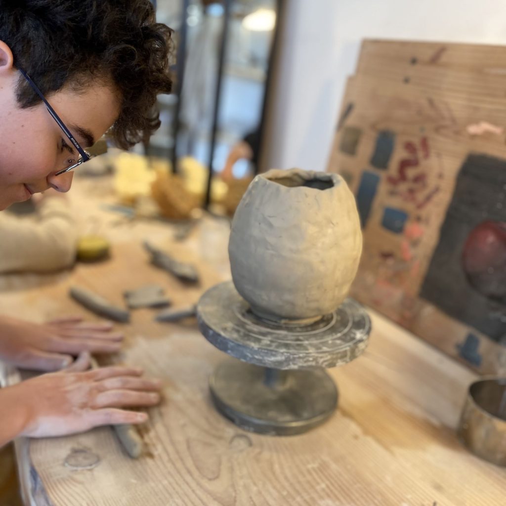 Le mercredi en modelage : un moment pour apprendre la technique ancestrale du pincé et du colombin pour créer une cruche !