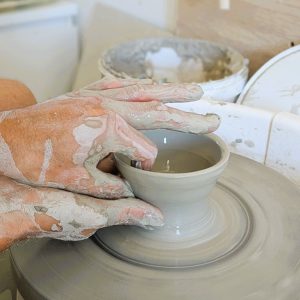 Réussir sa première pièce de poterie chez Capestan les Ateliers